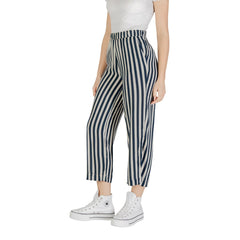 Profilo laterale dei pantaloni Ichi Donna a righe blu, stile moderno e fresco ideale per outfit primavera/estate.