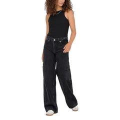 Modella indossa Jeans Donna Invernali di Only neri, a vita alta e gamba larga. Ideali per abbigliamento casual autunno/inverno con stile.