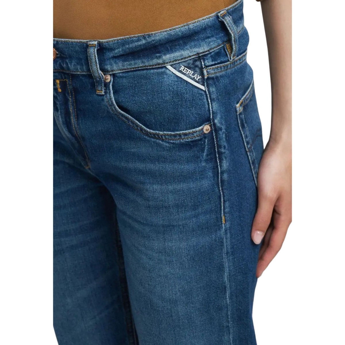 Dettaglio tasca anteriore dei Jeans Donna Replay con logo cucito. Denim blu con cuciture a contrasto per stile Autunno Inverno.