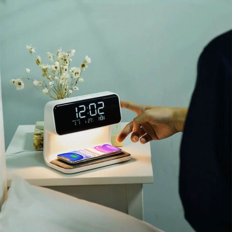 Lampada da Comodino 3 - in - 1: Caricatore Wireless, Sveglia, Schermo LCD - InfinityMarket - Alarm Clock - Clock - Desk Lamp