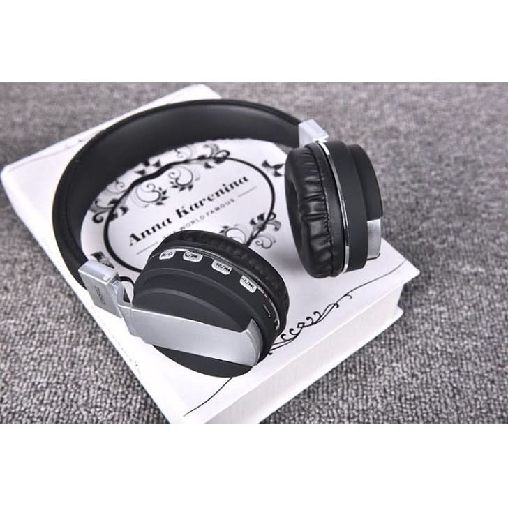 Wireless Bluetooth headset with card receiver functionality
