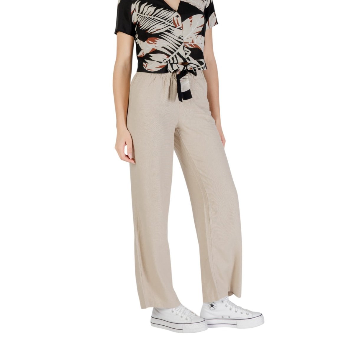 Only Pantaloni Donna beige in tessuto fluido, design ampio e confortevole per la stagione primavera/estate. Look fresco e moderno.
