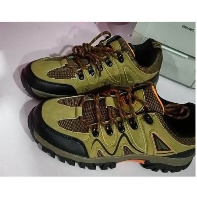Waterproof low-cut hiking shoes with non-slip for trekking