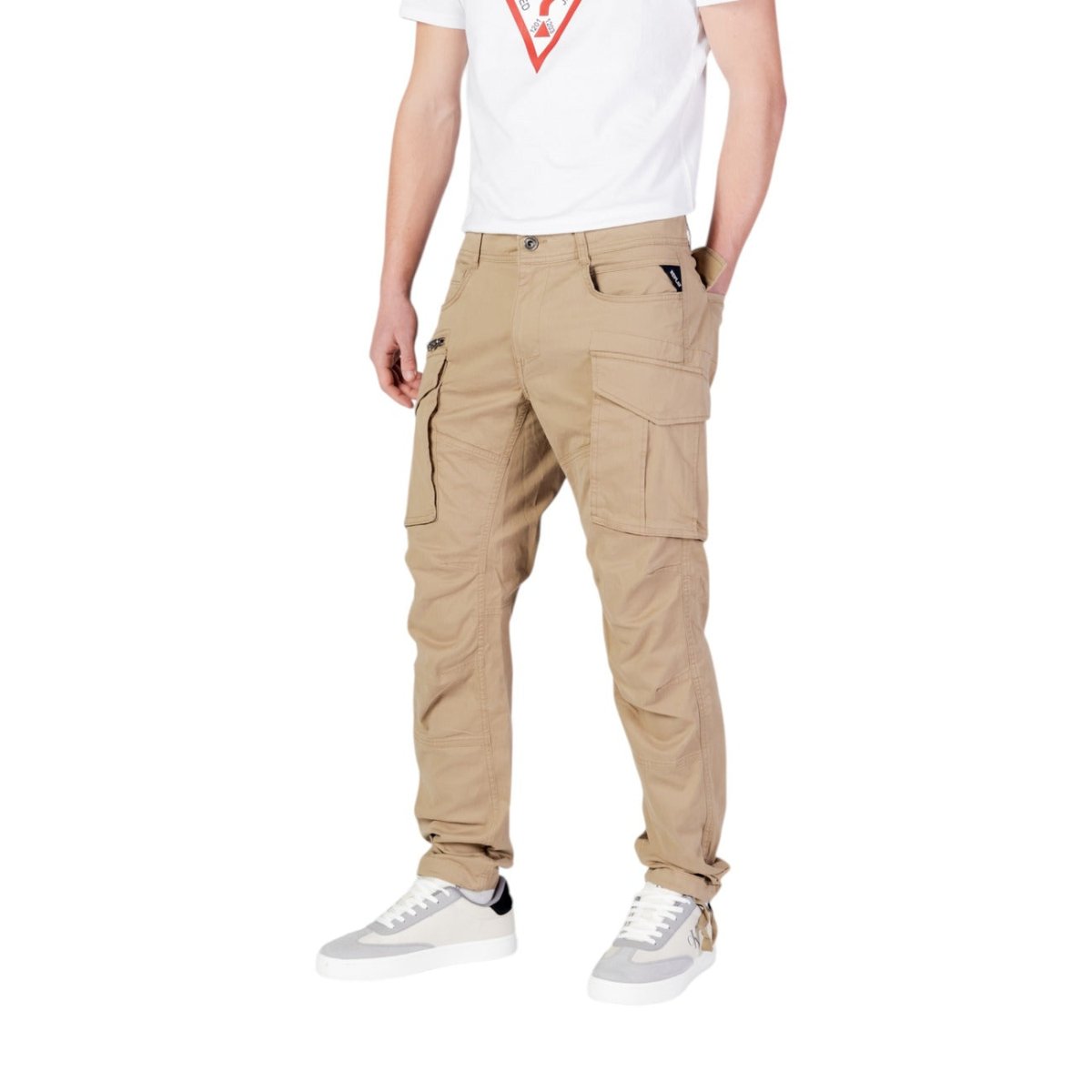 Replay Pantaloni Uomo in cotone beige, design monocromo con tasche laterali, ideali per look versatili e confortevoli.