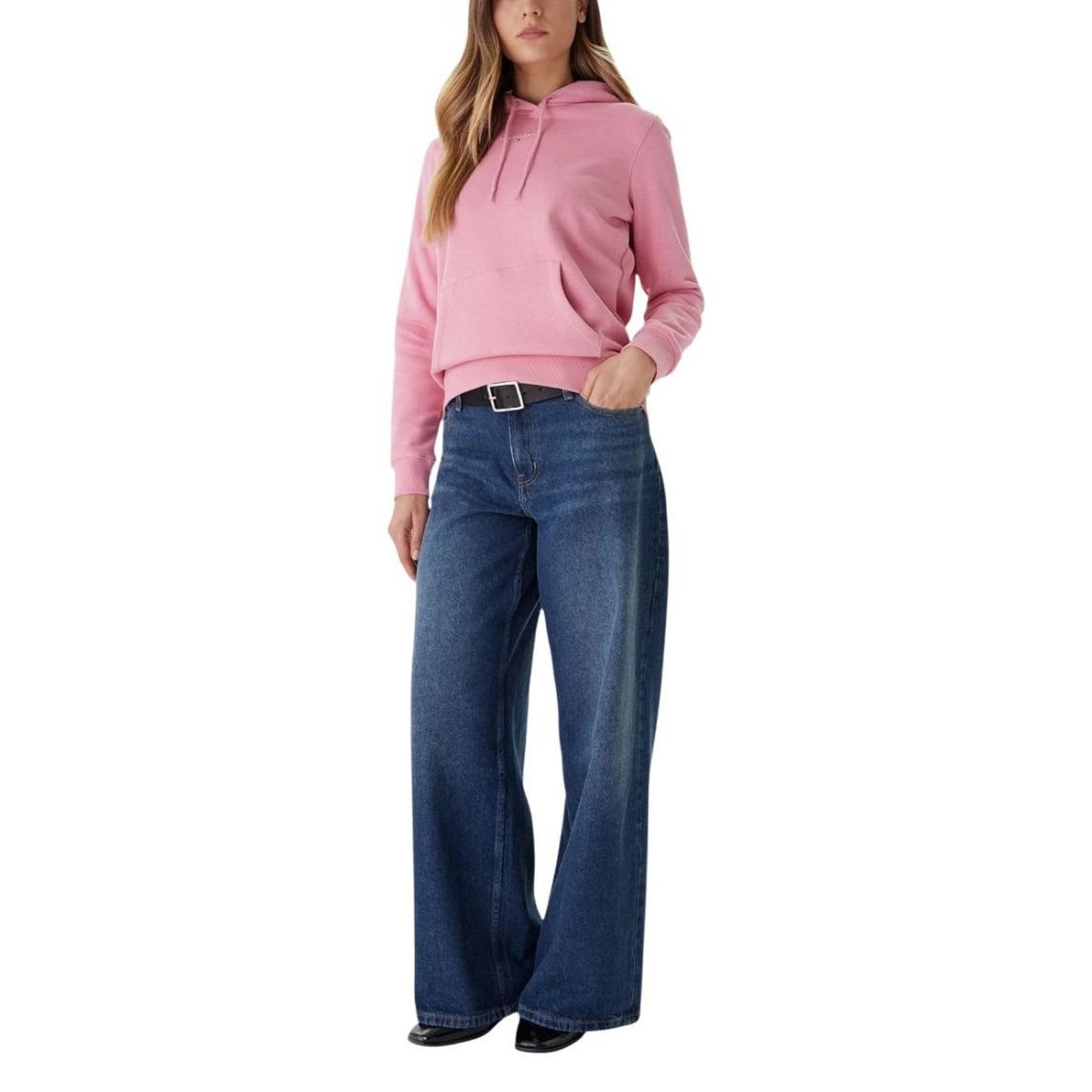 Outfit completo con felpa rosa Tommy Hilfiger Jeans Donna e jeans larghi. Stile casual per la stagione autunno/inverno.