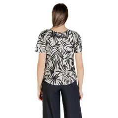 Blouse Vero Moda Donna vista posteriore, design primaverile con fantasia botanica nera su tessuto bianco, taglio comodo e moderno.