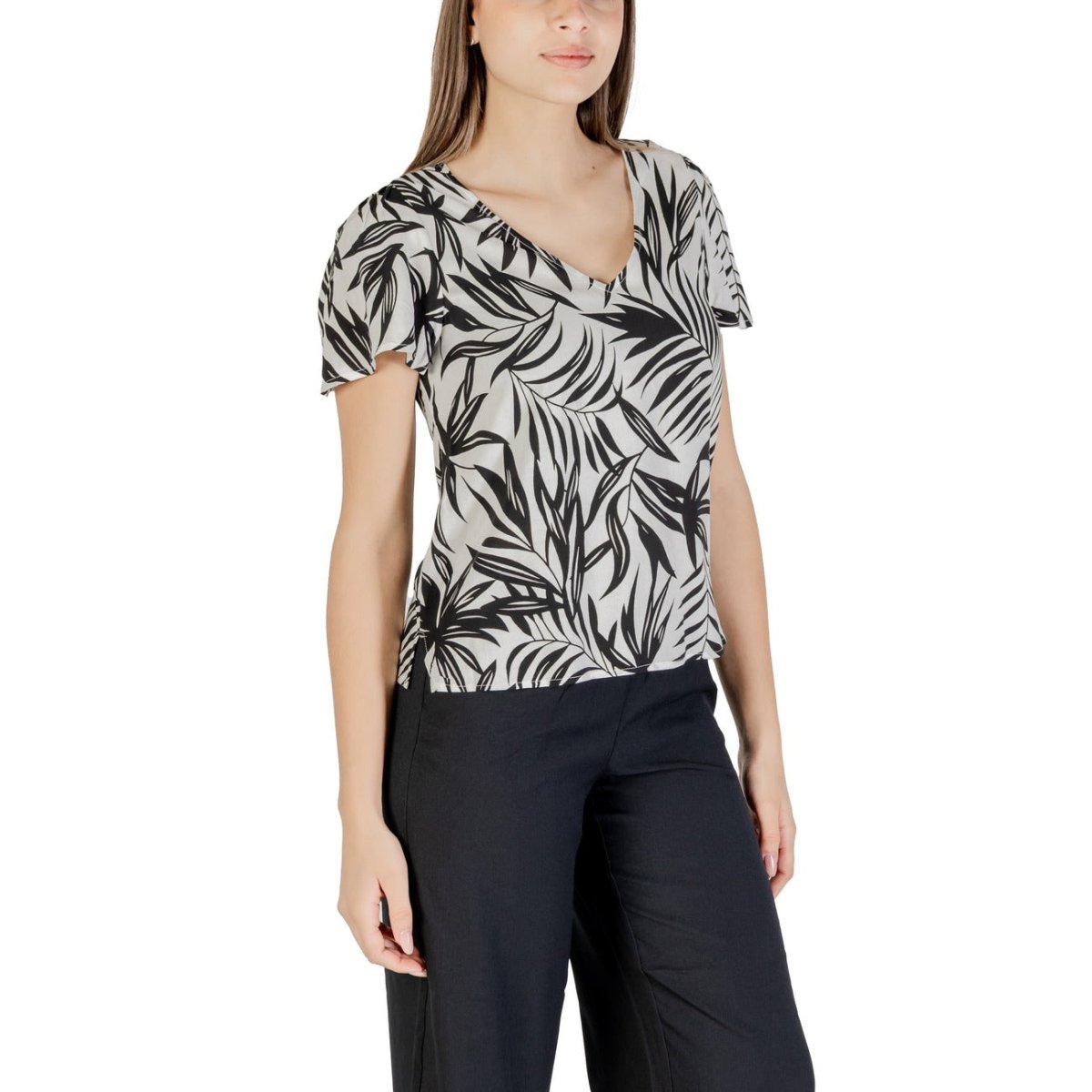 Blouse Vero Moda Donna - Stile Primaverile in viscosa leggera, fantasia tropicale nera, maniche corte e vestibilità rilassata per outfit estivi.