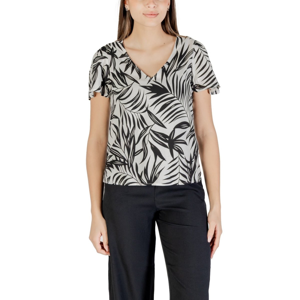 Vero Moda Blouse Donna - Stile Primaverile con stampa floreale nera su fondo bianco, maniche corte e scollo a V, perfetta per look casual.