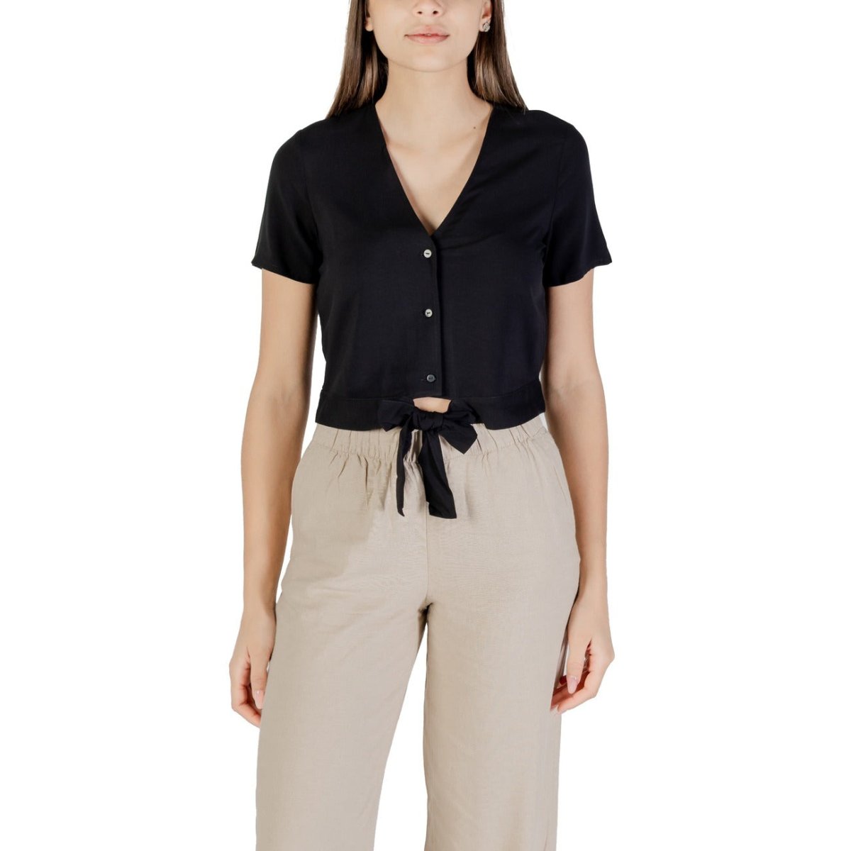 Vero Moda Top Donna elegante nero con scollo a V e nodo frontale, ideale per look chic primavera/estate. Realizzato in 100% viscosa.