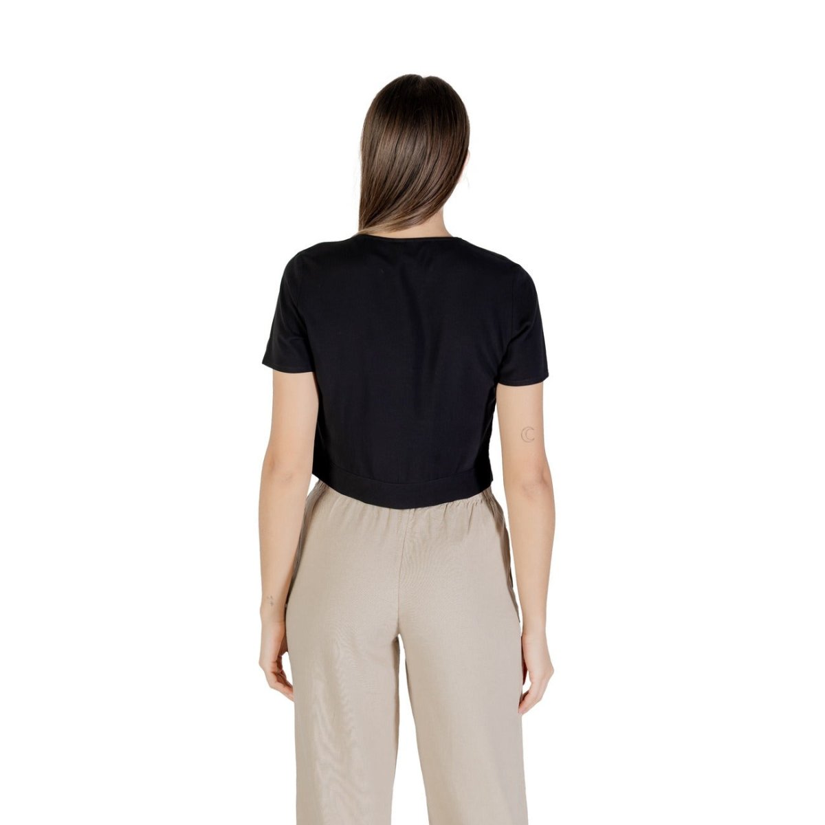 Retro del Vero Moda Top Donna nero a maniche corte, taglio corto e tessuto leggero, perfetto per outfit estivi e casual.