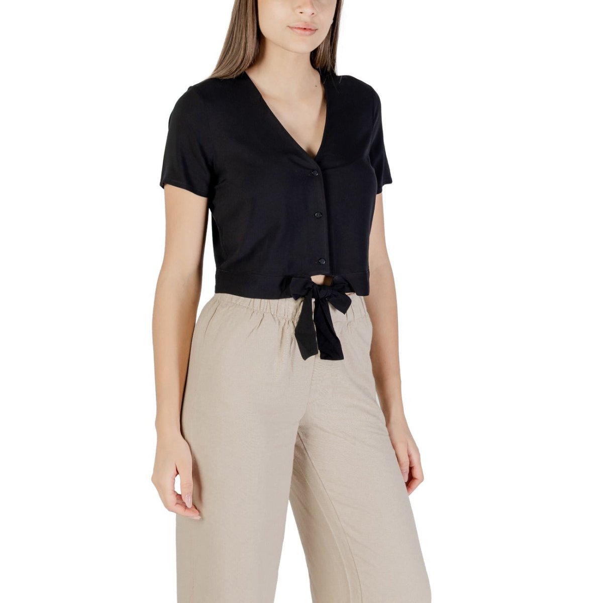 Top Vero Moda Donna nero con bottoni frontali e nodo in vita, stile moderno per la stagione primavera/estate, in viscosa traspirante.